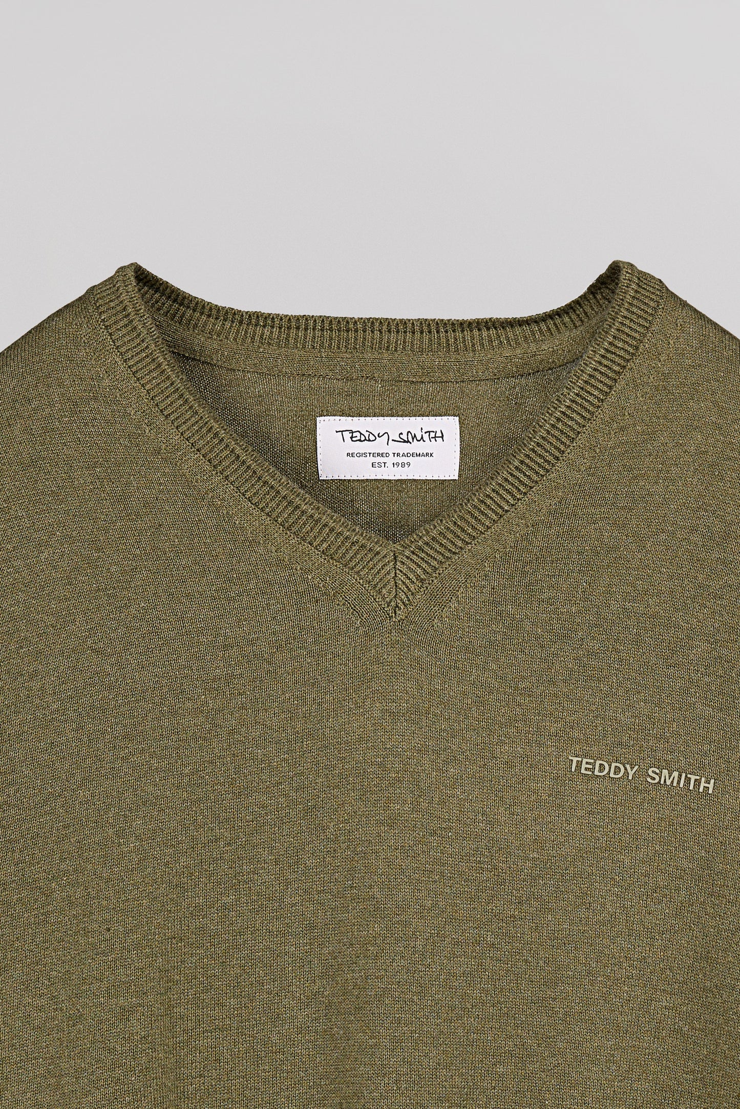 Pull ajusté col V PULSER 4 DUSTY KAKI CHINE - Teddy Smith