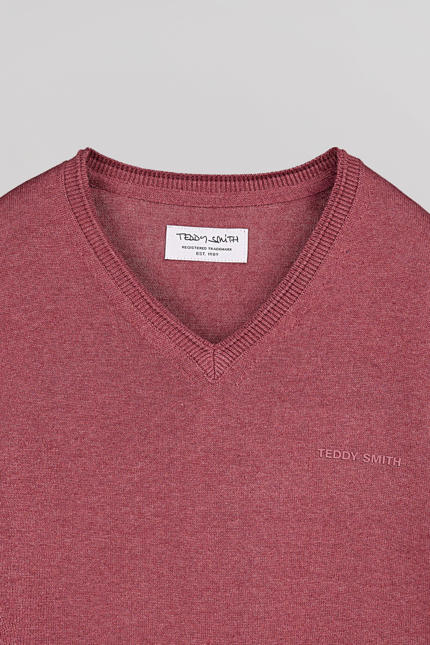 Pull ajusté col V PULSER 4 FRAMBOISE FONCE CHINE - Teddy Smith